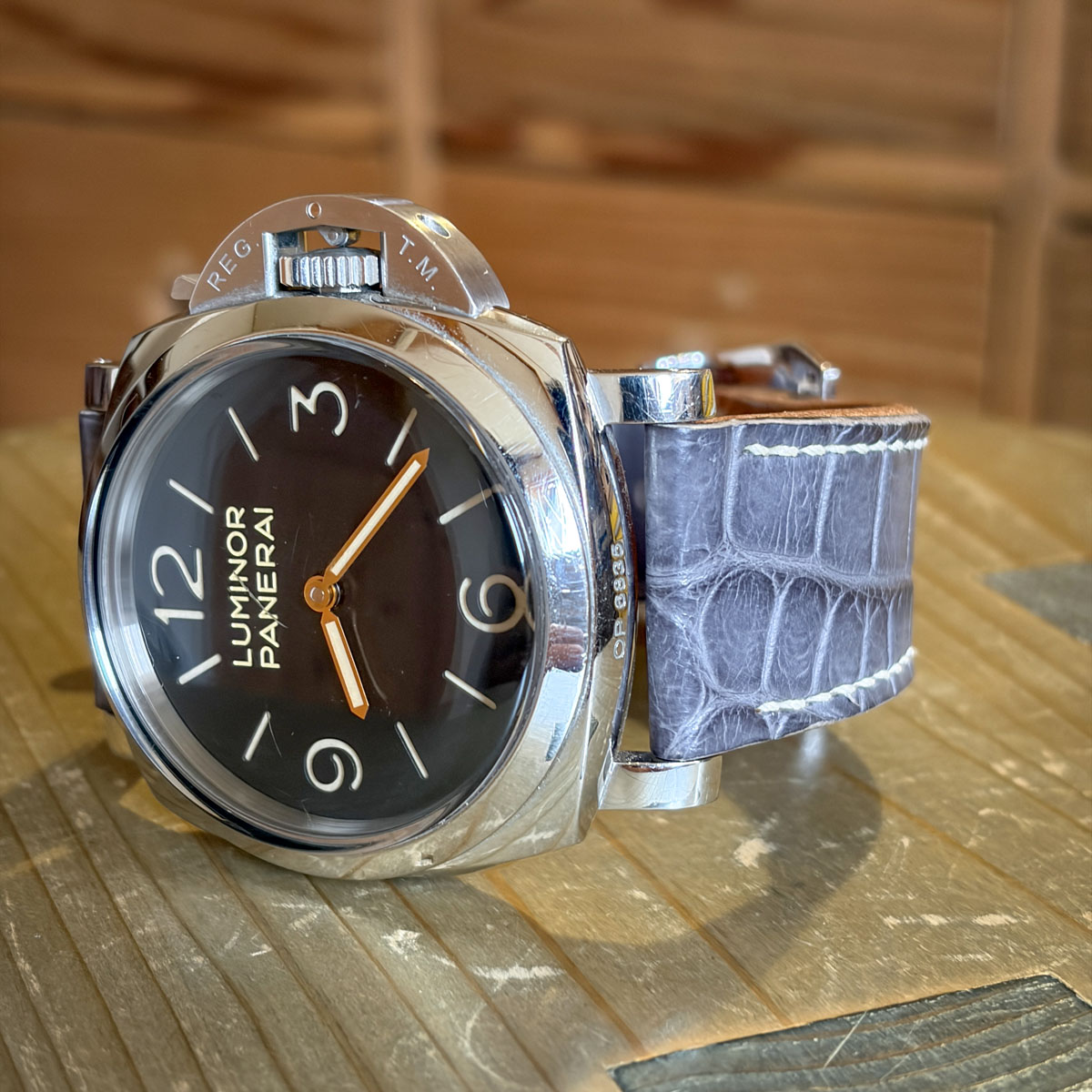 インクブラックのアリゲーターストラップpage-visual インクブラックのアリゲーターストラップビジュアル